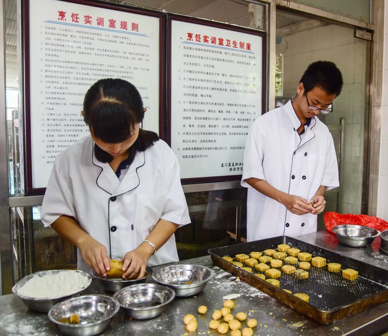 集美职业技术学校，烹饪班学生上课烹饪实操中1（林志杰摄影）.jpg