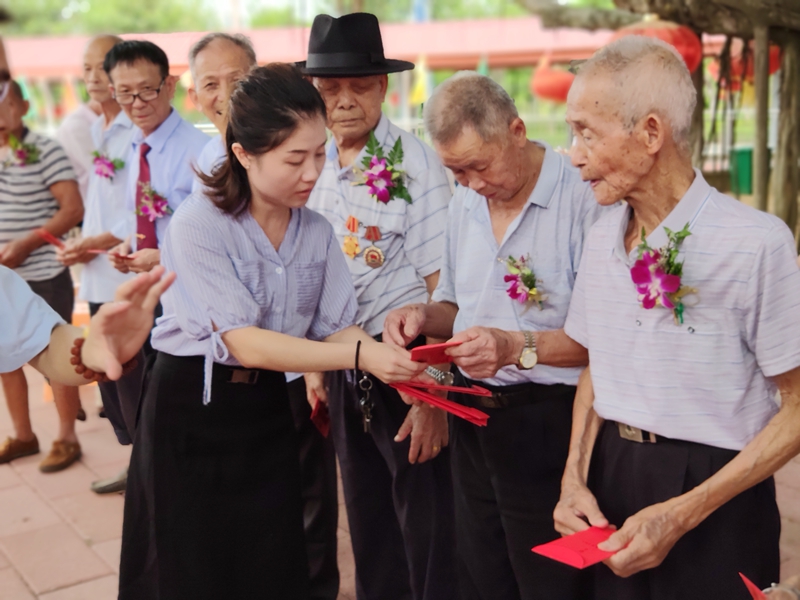 为高龄老人发慰问红包-许晓霞摄.jpg