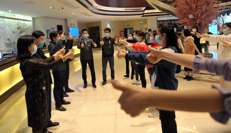 定点救治医院的女医护人员正在表演手语操，为武汉加油，为中国加油。（吴觅亮摄）.JPG