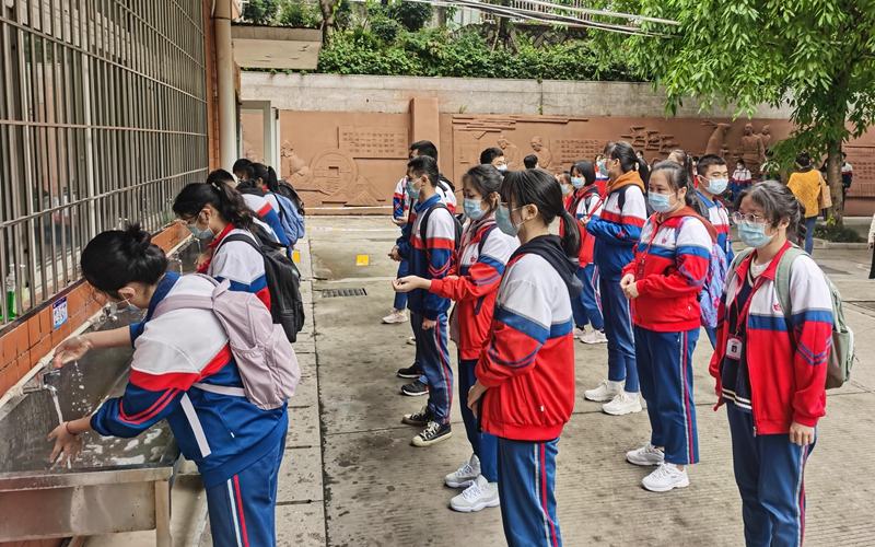 4月7日厦门高三学生重返校园、开始上课。图为，厦门一中集美分校（灌口中学），学生排队洗手（林志杰摄影）-120609.jpg