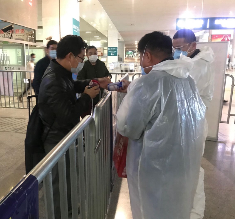 在厦门北站，工作人员为休息旅客送上一瓶八宝粥（黎方雪 供图）.jpg