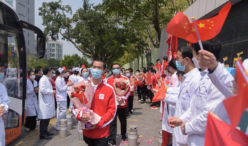 14日下午，经过在酒店隔离休整期满的支援湖北厦门医学院附属第二医院的医疗人员将回家。图为，厦门医学院附属第二医院举行仪式迎接“回家”的支援队员（林志杰摄影）-2971.jpg