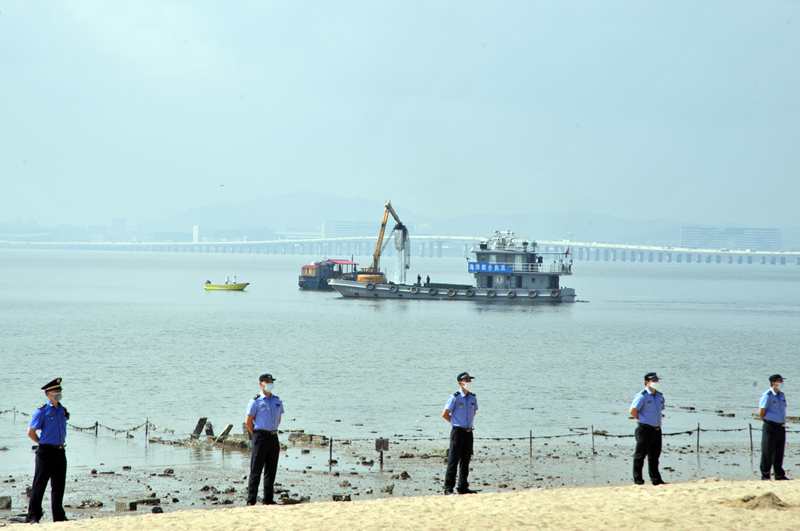 市海洋综合执法支队执法人员正在拆除海域非法养殖设施（吴觅亮摄）.JPG