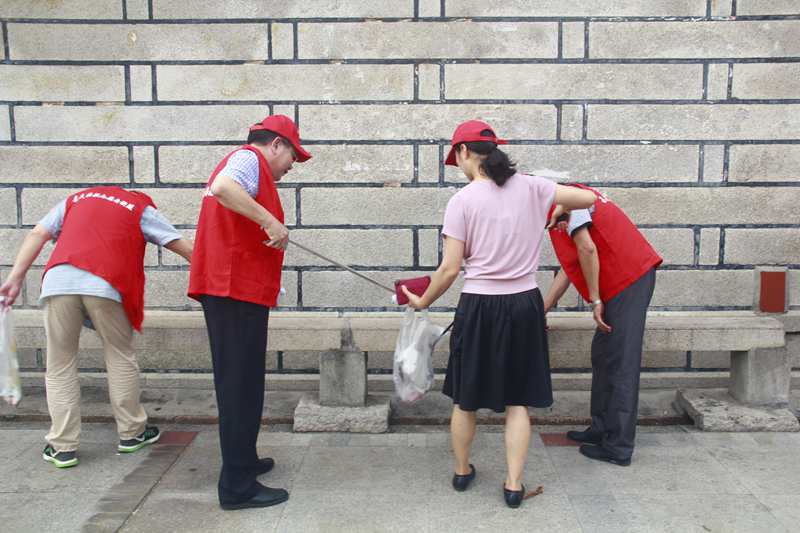 机关党员捡垃圾，倡导文明新风尚2（拍摄  冯立东）.JPG