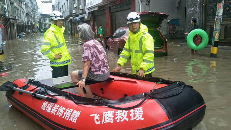 集美区飞鹰救援队开展水上救援（供图）.jpg