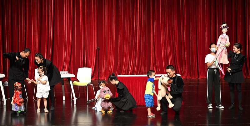 孩子们上台体验操作不同种类的木偶（拍摄 冯立东）.JPG
