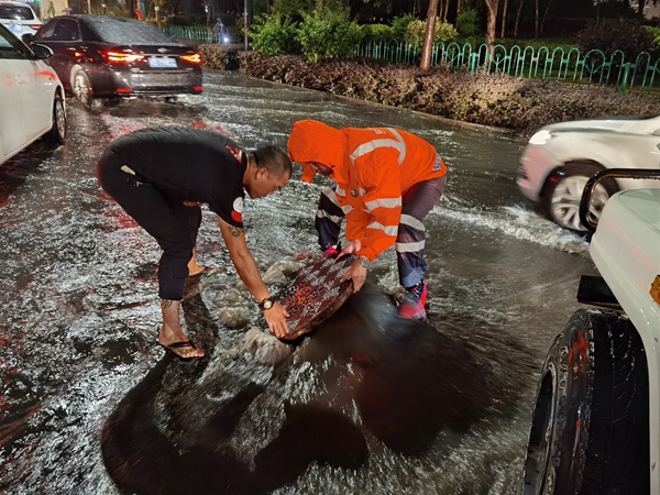 救援人员打开雨水盖进行紧急排水 (2).jpg