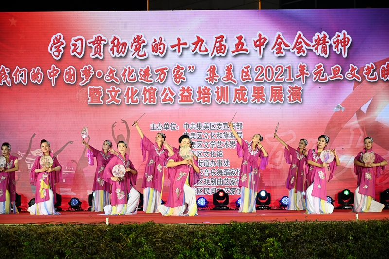 公益艺术培训班展示的舞蹈（拍摄 冯立东）.JPG