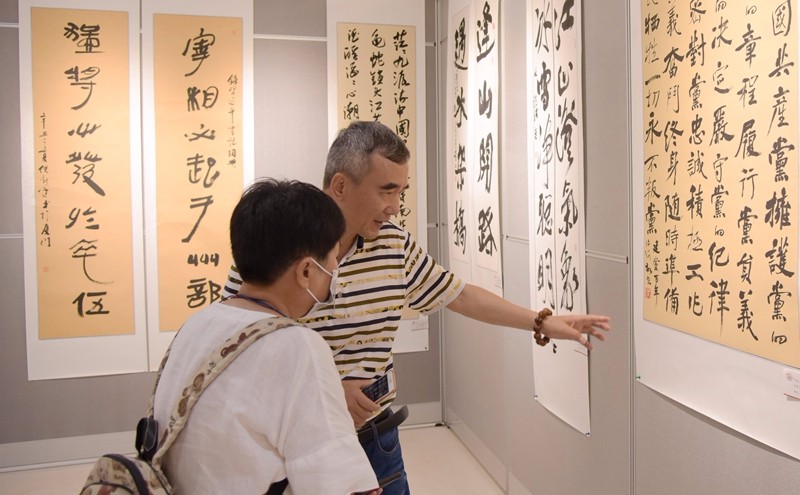 2021.6.28：区庆祝中国共产党成立100周年书法摄影作品展。图为，展览现场（林志杰摄影）-8.jpg