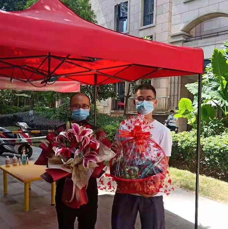 业主家产妇出院后，街道和社区送鲜花和果篮.jpg