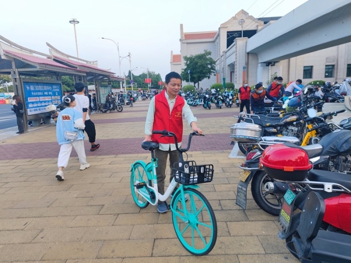 集美街道工作人员摆放共享单车（集美街道提供）.jpg