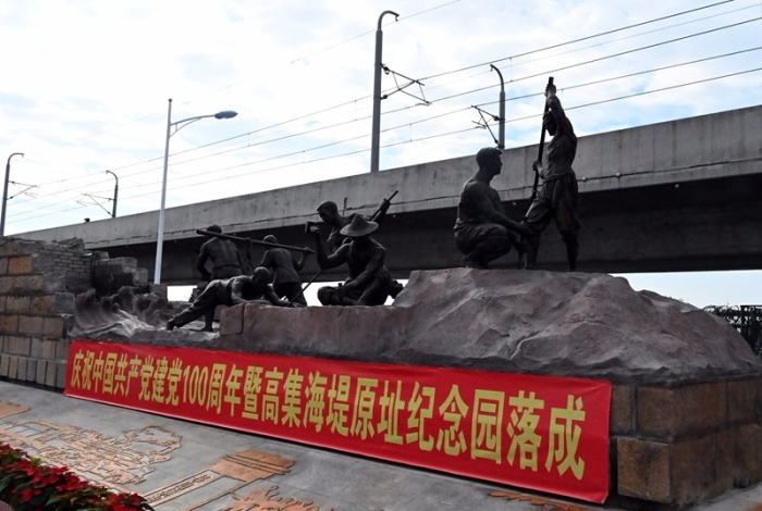 高集海堤原址纪念园中的雕像2（吴觅亮摄）.JPG