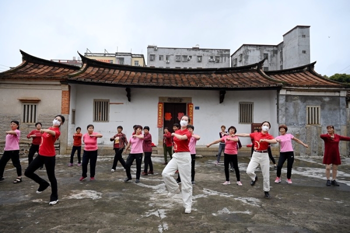 志愿者们耐心教村民们跳舞1（拍摄 冯立东).JPG