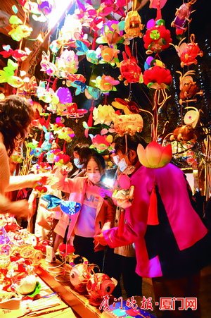 厦门：元宵节来临 各色花灯受欢迎 传统纸灯成亮点
