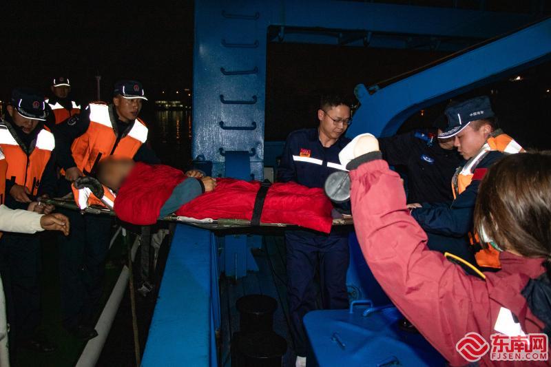 厦门海警午夜海上救援 成功救助一名受伤船员