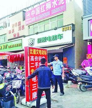 海沧城管执法人员进行市容整治，责令店家清理占道物品