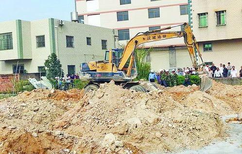芸美村南区有人进行违建抢建，地基刚弄好，就被海沧城管执法人员依法拆除了