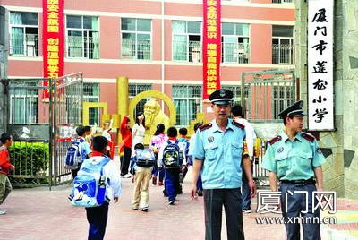 中小学幼儿园专职保安全部上岗 将配备必要警械 - 城事 - 东南网厦门