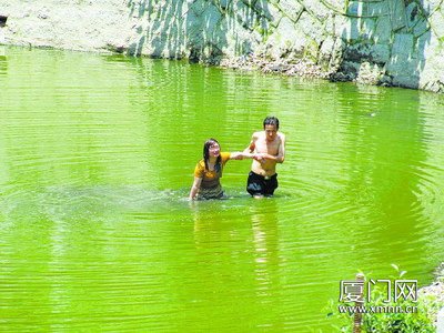 女子因情感纠纷跳湖自杀 保安跳进湖里拽回轻生女