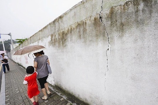 厦油画街围墙变"斜墙" 周边居民担心突发"塌墙"