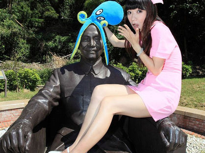 2009年台湾少女恶搞蒋介石铜像[高清]