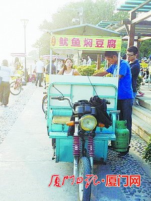 很多小摊贩将电动三轮车改装成移动的小吃摊点.