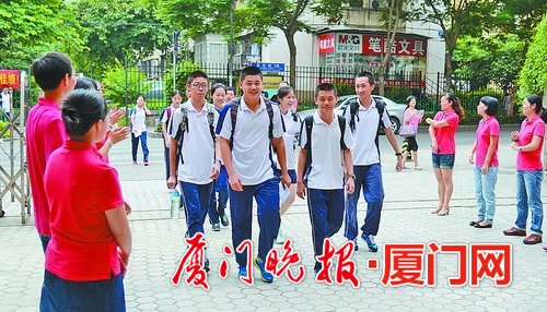 莲花中学主任身穿红t恤在校门口为学生们中考加油鼓劲