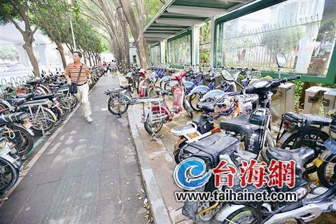 厦门仙岳路公共自行车棚 频遭大量电动车侵占