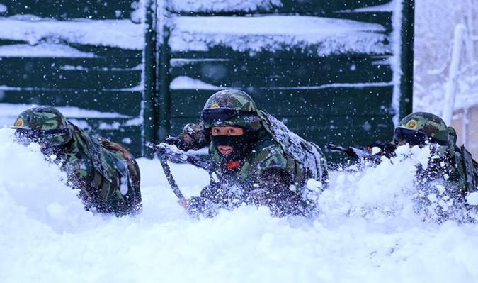 边防官兵雪地练兵