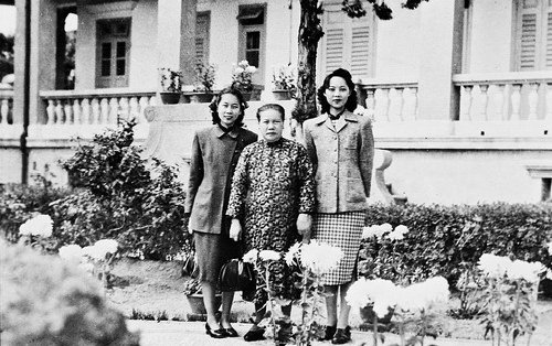 李清泉夫人与女儿在容谷别墅副楼前.