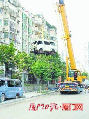 三辆“僵尸车”霸占人行道影响市容市貌 被吊走