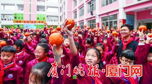 厦门火炬学校的学生们收到"橙"意祝福. 林铭鸿 摄