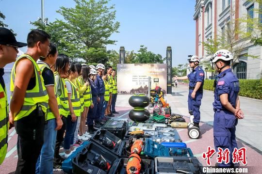 厦门市曙光救援队受邀到场分享抢险救灾经历，教授青少年自救技能。供图