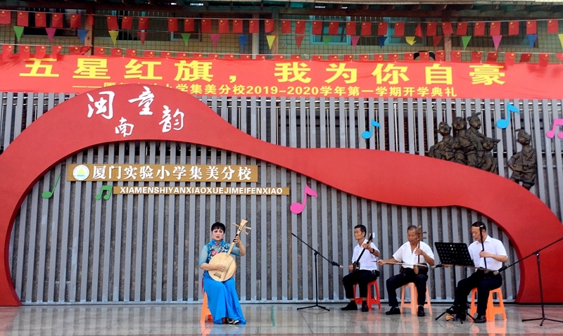 张月萍的学校舞台上弹唱（拍摄  冯立东）.jpg