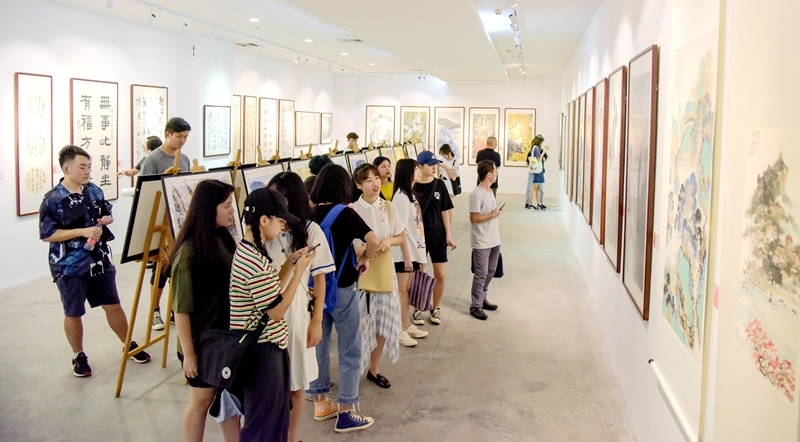 展览现场，观众在参观展出作品（林志杰摄影）-8681.jpg