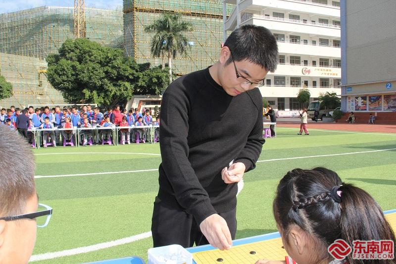 围棋世界冠军走进厦门校园 举行百盘围棋指导活动