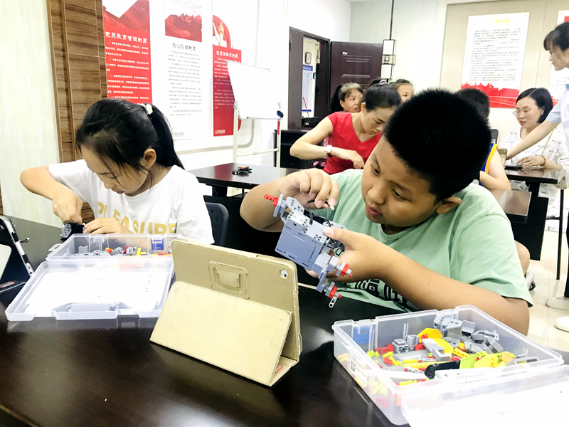 【铁山社区新时代文明实践站】全神贯注在组装机器人.jpg
