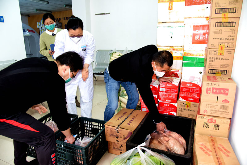 杏林商会携手厦门老字号等爱心企业捐赠一批生活物资送到防控疫情最需要的杏林医院(王进法摄).JPG