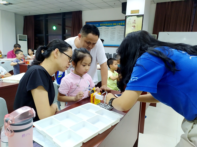 老师指导亲子拼装手摇发电机机器人.jpg
