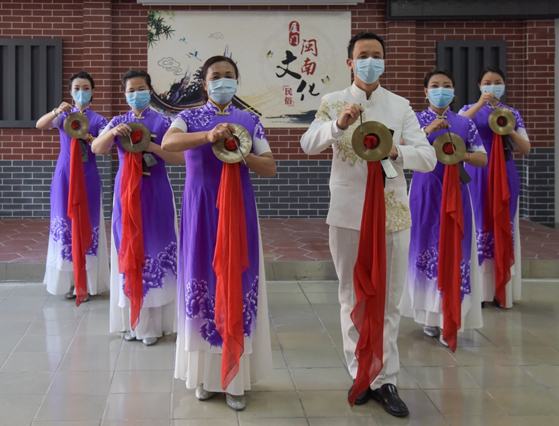 集美区前场歌仔说唱传习中心的艺术工作者们演绎荷叶说唱《防抗病毒人人有责》(林志杰 摄)2.jpg