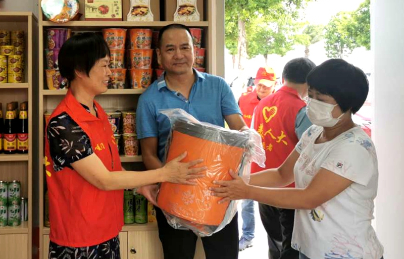 区人大代表毛文勤(中)向爱心屋捐赠爱心物资(郭妮妮摄) (2).jpg