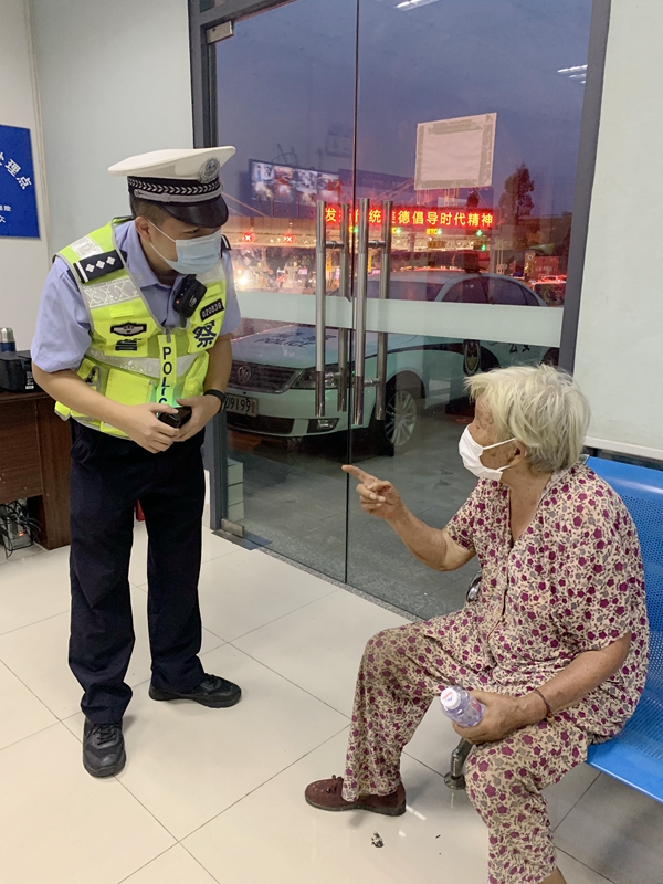 民警将老人带回执法站(厦门高速交警支队供图).jpg