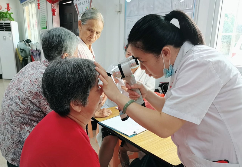 医生为老人认真检查.jpg