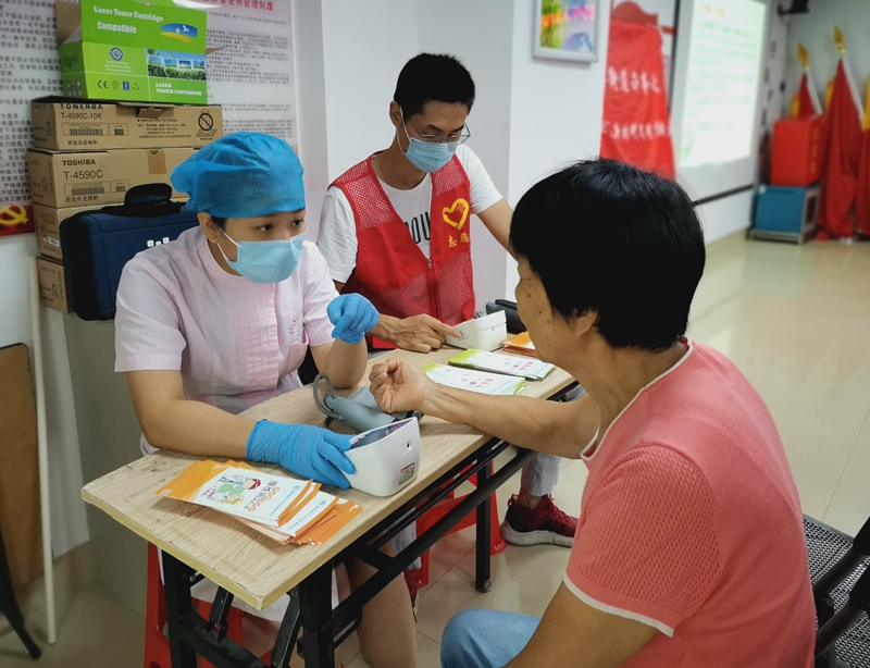 【叶厝社区实践站】2020年9月23日“懂健康知识，做健康老人”叶厝社区秋季养生讲座-医护人员为居民测量体温.jpg