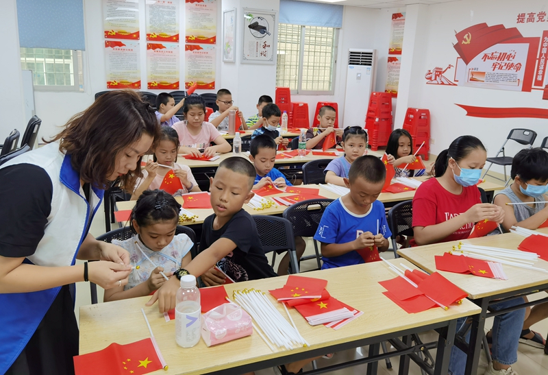 【叶厝社区实践站】2020年9月26日开展 我是“小小国旗护旗手”—叶厝社区国旗制作手工小课堂-社工老师手把手教授制作红旗.jpg