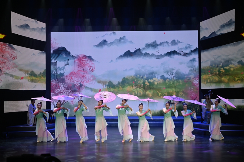 集美国投碧溪幼儿园表演的乐舞《丽人·行韵》（拍摄 冯立东）.JPG