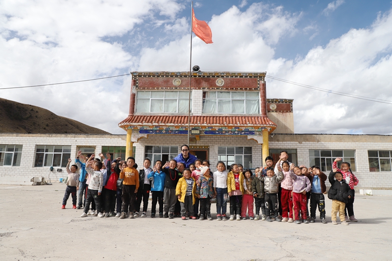 “可可西里的温暖——彩虹屋美化计划”验收后,跟藏娃合影.jpg
