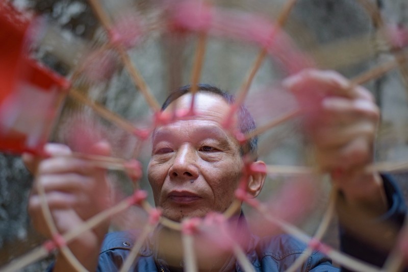 非物质文化遗产前场陈氏传统糊纸技艺传承人陈赐勇在制作灯笼过程中(林志杰摄影)-41.jpg