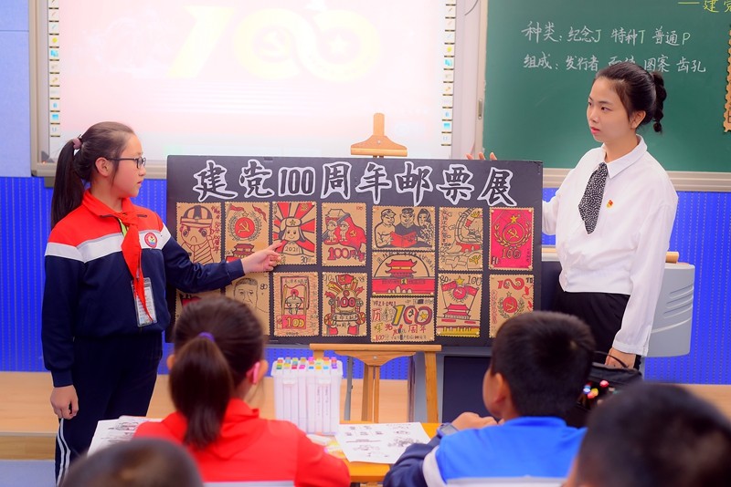 三社小学美术课上，孩子设计建党100周年邮票-教育局供图.JPG