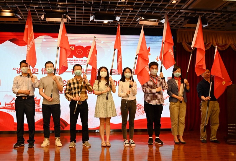 集美区新思想宣讲团、红领巾党史宣讲团、镇街宣讲轻骑兵代表接受授旗2(拍摄 冯立东).jpg